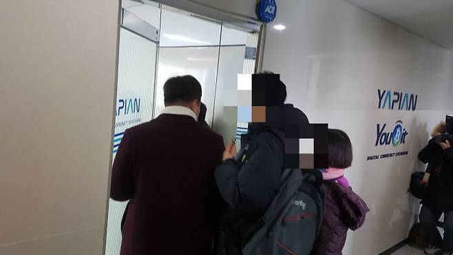 20일 오전 서울 강서구 '야피안' 사무실에 거래소 유빗 이용자가 항의하기 위해 사무실로 들어가고 있다.