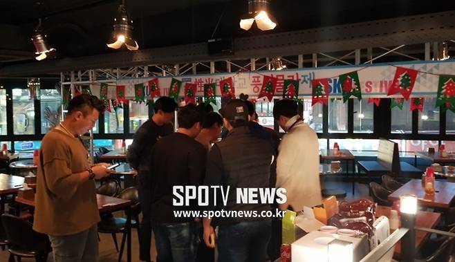 ▲ 20일 오후에 서울 강남구 논현동에 있는 한 호프집에서 KIA 타이거즈 투수 양현종을 포함한 2006년 쿠바 청소년야구대표팀에서 뛰었던 멤버들이 고(故) 이두환 선수를 기리는 '이두환 추모자선 일일호프'를 열었다.