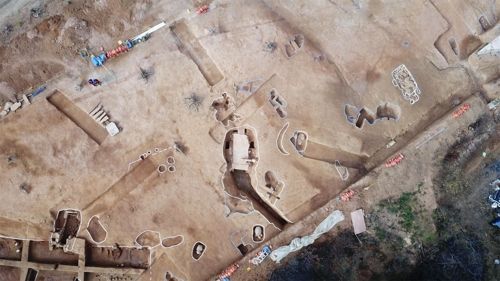 발굴 지역 전경. 가운데에 있는 무덤이 2호 횡혈식 석실분. [겨레문화유산연구원 제공]