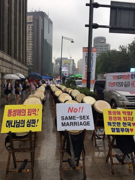 지난 7월 15일 오후 퀴어축제 행사로 경찰 펜스가 세워진 서울광장 바깥에서는 동성애에 반대하는 사람들이 시위를 벌였다. 홍상지 기자