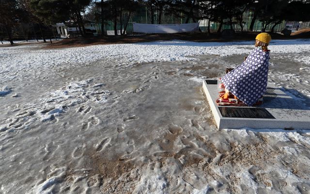 27일 오전 춘천시 의암공원의 얼어붙은 땅 위로 위안부 피해자를 기리는 평화의 소녀상이 꿋꿋이 자리를 지키고 있다. 연합뉴스