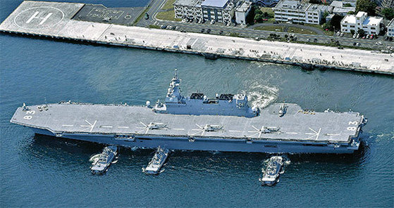 일본 해상자위대의 헬기탑재형 호위함 이즈모함이 지난 5월 1일 미 해군 보급함 보호 임무를 수행하기 위해 요코스카 기지를 출발하고 있다. [AP=연합뉴스]