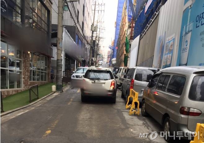 22일 낮 서울 마포구 아현동 인근의 한 도로. 좁은 도로 양쪽에 빼곡히 주차된 차량 때문에 소방차 진입이 어려워 보였다./사진=남형도 기자