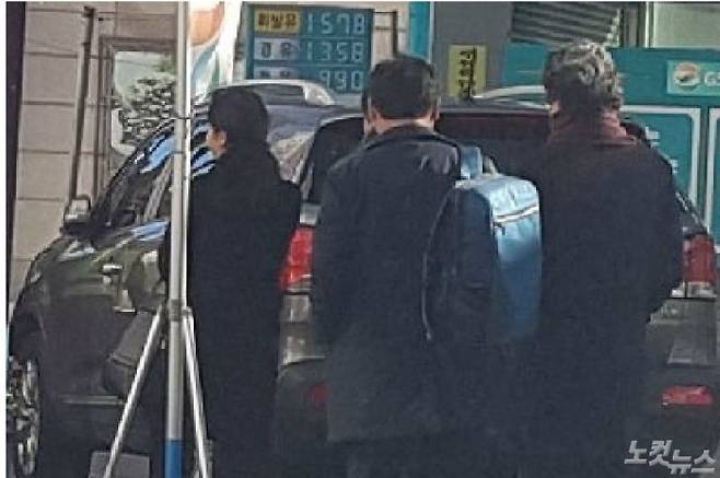 오거돈 전 해양수산부장관과 박재호 의원측 관계자들이 27일 회의를 가진 뒤 어디론가 이동하고 있다(사진=부산CBS 조선영기자)