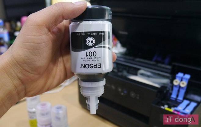 마개를 열고 통을 뒤집어도 잉크가 흐르지 않는다
