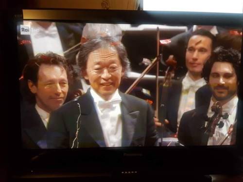 이탈리아의 대표 신년음악회에서 지휘봉 잡은 정명훈 (로마=연합뉴스) 현윤경 특파원 = 정명훈이 1일 이탈리아 베네치아의 유서 깊은 극장 '라 페니체'에서 열린 신년 음악회에서 지휘봉을 잡았다. 2018.1.1