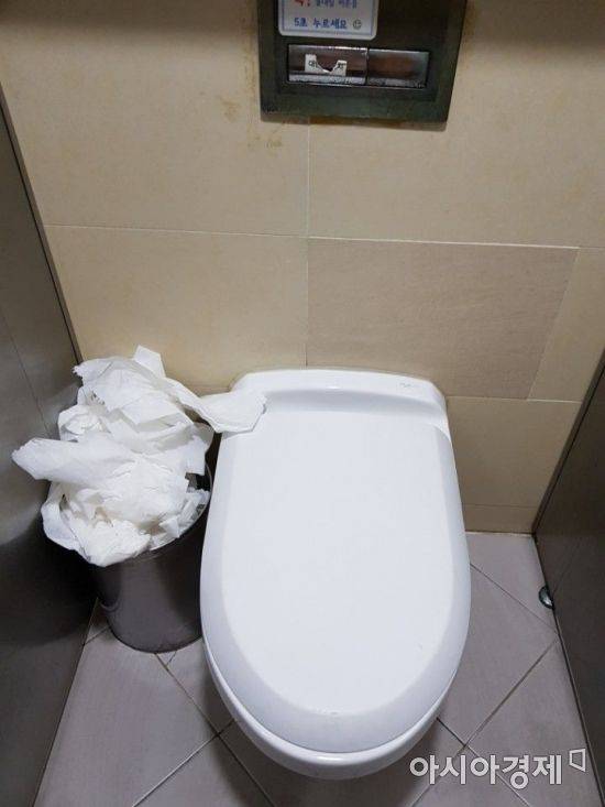 ▲2일 서울 중구에 위치한 공중화장실 내에 여전히 휴지통이 놓여져 있다.
