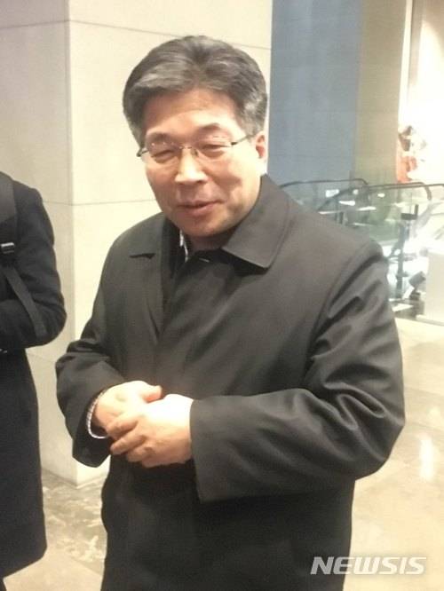 【서울=뉴시스】박준호 기자 = 4일 서울 광화문의 한 영화관에서 민갑룡 경찰청 차장이 영화 '1987'을 관람한 뒤 극장을 나서며 심경을 말하고 있다. 2018.01.04 pjh@newsis.com