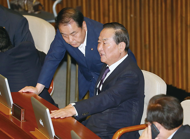 자유한국당 서청원 의원(오른쪽)과 이우현 의원이 2016년 7월20일 국회 본회의장에서 얘기를 나누고 있다.  이 의원은 서 의원의 최측근으로 분류되는 인물이다. © 사진=연합뉴스