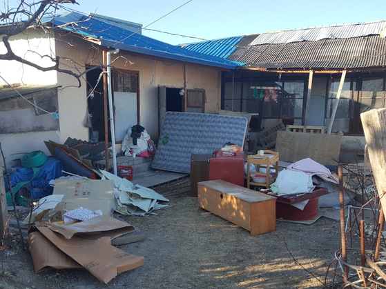 지진 피해를 입은 포항시 흥해읍에서 봉사자들이 집 고쳐주기 봉사를 하고 있다. [사진 다솜둥지복지재단]