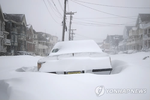 겨울폭풍, 美북동부 강타…폭설에 갇힌 자동차 [AP=연합뉴스 자료 사진]