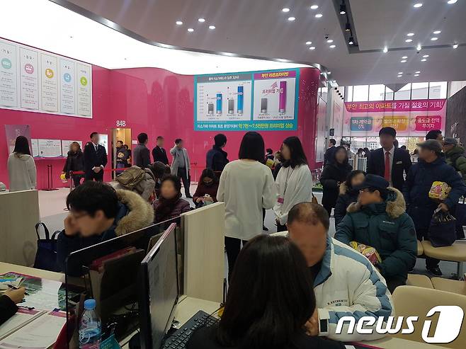 전북 부안읍에 조성될 '부안 라온 프라이빗' 아파트 견본주택을 찾은 수요자들이 내부 구조를 둘러보며 분양상담을 하고 있다. © News1 김대홍 기자