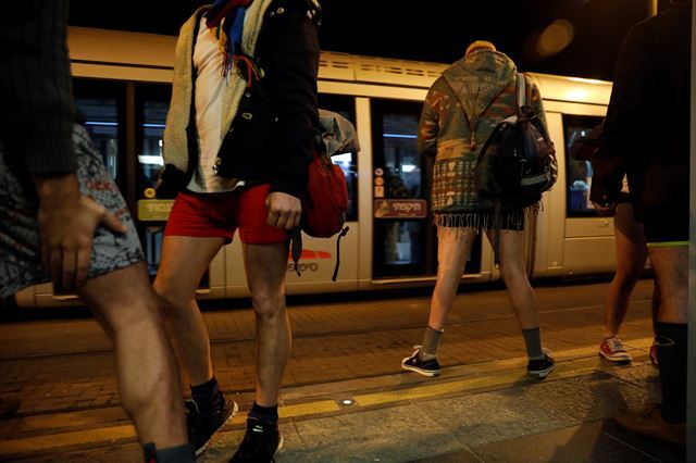뉴욕을 비롯해 전세계 대도시에서 바지 안 입고 지하철 타기'(No Pants Subway Ride)행사가 열린7일(현지시간)이스라엘 예루살렘에서 속옷을 입은 승객들이 지하철을 기다리고 있다. 예루살렘=로이터연합뉴스