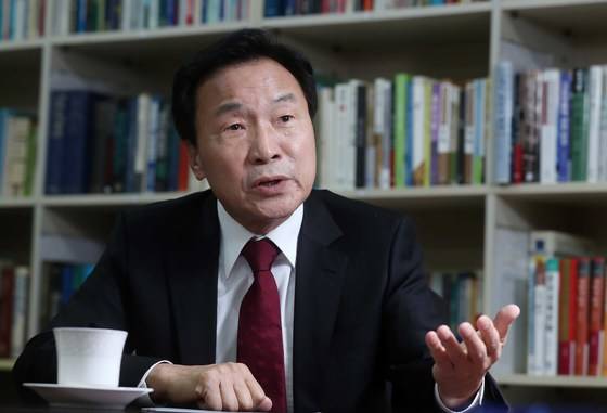 손학규 국민의당 고문이 7일 오후 서울 서대문구 동아시아미래재단 사무실에서 중앙일보와 인터뷰를 갖고 있다. 김상선 기자