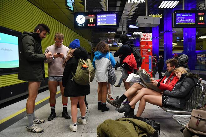 독일 뮌헨에서 7일(현지시간) '바지 없이 지하철 타기'를 하고 있는 시민들이 지하철을 기다리고 있다. [EPA=연합뉴스]