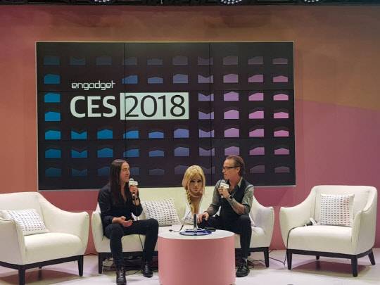 10일(현지시간) 미국 라스베이거스에서 열리고 있는 'CES 2018' 센트럴홀에서 미국의 IT전문매체 엔가젯의 크리스토퍼 트라웃 에디터(오른쪽)가 섹스로봇 '하모니'에 대해 설명하고 있다.