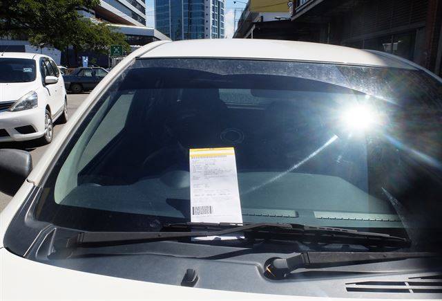 렌터카의 대단한 불청객. 주차 요원은 오전 9시부터 불법 주차 단속 투어링을 한다.