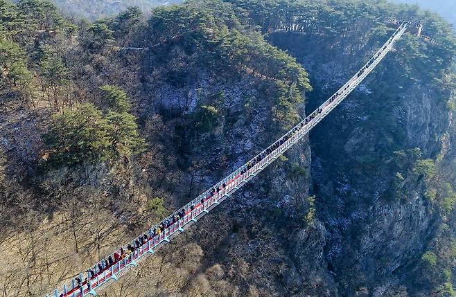 지난 11일 강변 소금산(343m)에 100m 높이에 거대한 출렁다리가 개통된 가운데 시민과 등산객들이 다리를 걷고 있다. /사진=뉴시스