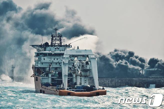 10일 (현지시간) 한국으로 향하다 중국 동중국해에서 침몰한 이란 유조선 '산치호'의 불을 끄기위해 중국 보급선이 물을 뿌리고 있다. © AFP=뉴스1