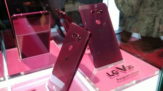 새로운 LG V30 '라즈베리 로즈'(사진=임온유 기자, LG V30로 촬영)