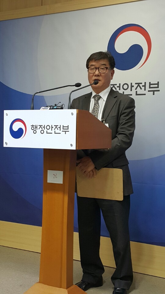 15일 국가기록원 ‘블랙리스트’로 인한 피해상황을 증언하는 이상민 전 국가기록원 전문위원. 남은주 기자