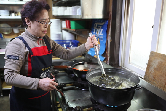 30년째 강릉 강문동에서 우럭미역국을 끓이고 있는 원송죽 사장.