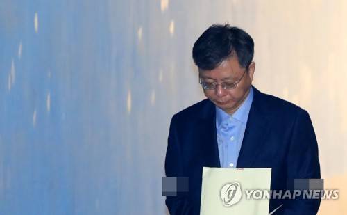 재판 출석하는 우병우 전 수석 (서울=연합뉴스) 홍해인 기자 = 국정농단 관련 직무유기 등 혐의로 재판을 받고 있는 우병우 전 청와대 민정수석비서관이 15일 오전 서울 서초구 중앙지법에서 열린 속행공판에 출석하기 위해 호송차에서 내려 법정으로 향하고 있다. 2018.1.15 hihong@yna.co.kr