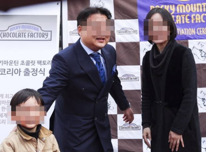 홍콩 리츠칼튼 호텔에서 아내와 아들을 살해한 40대 한국인 김모씨(가운데) (SCMP 갈무리)