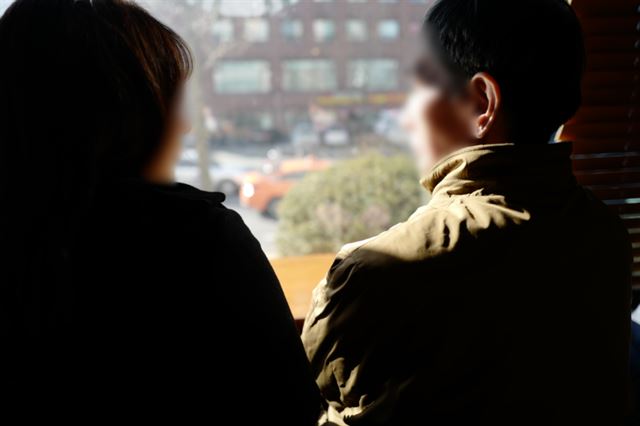 권모씨가 지난 6일 서울 강남구 신사동 한 카페에서 딸과 나란히 앉아 마약에 빠졌던 딸의 ‘잃어버린 10년’을 되짚고 있다. 손현성 기자.