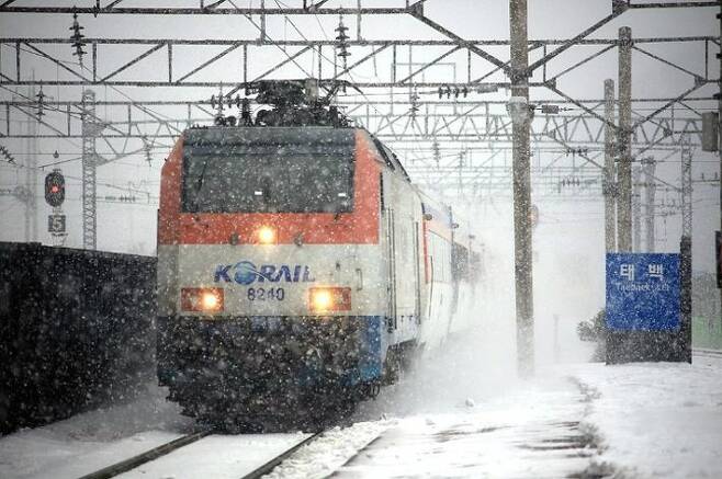 이 겨울이 다가기전에 기차를 타고 겨울이 부린 마법 겨울산 눈꽃트레킹을 떠나보자(사진=한국관광공사 제공)