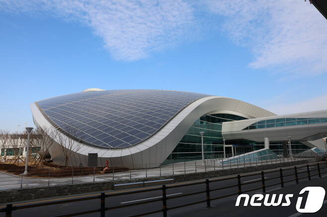 제2여객터미널 앞쪽에 위치한 2교통센터 외관. 높은 천장고와 자연채광을 극대화한 형상이다. © News1