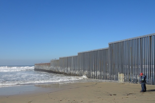 미국 샌디에이고와 국경을 맞대고 있는 멕시코 티후아나의 최서쪽 해변가엔 바다 쪽으로의 월경을 막기 위해 장벽이 20m가량 바다 쪽으로 설치돼 있다.