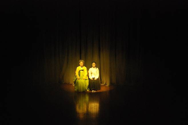 오세란(왼쪽) 예술공장 두레 이사장이 지난해 12월 춤극 <끝나지 않은 노래-나비의 꿈>에서 위안부 할머니로 등장해 소녀와 할머니의 상반된 삶을 표현하고 있다. 민족춤패 너울 제공