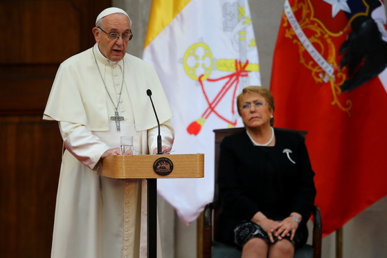 연설하는 교황과 칠레 대통령. [로이터=연합뉴스]
