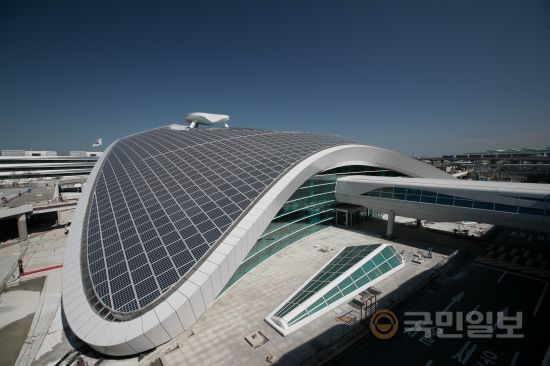 인천공항 제2여객터미널 교통센터 전경. 지붕은 태양광 발전 시설로 설계됐다.