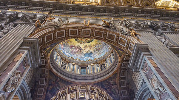 조각상이나 성상화가 건축물과 함께 어울려 조화를 이루고 있는 바티칸 대성당. / Pixabay