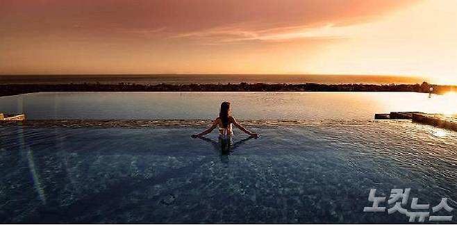 화려한 인피니티풀을 자랑하는 피콕가든 리조트. 리조트 본 건물과 객실은 19세기 풍으로 클래식하지만 부대시설은 최신식으로 편의성을 더했다. (사진=허니문리조트 제공)