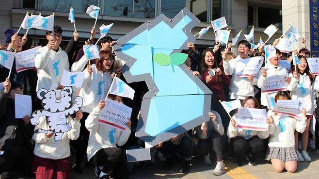 북한의 평창올림픽 참가 결정을 환영하며 한반도기를 흔드는 대학생들
