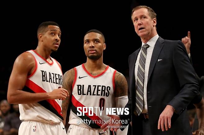 ▲ CJ 맥칼럼과 데미안 릴라드, 테리 스토츠 포틀랜드 트레일블레이저스 감독(왼쪽부터).