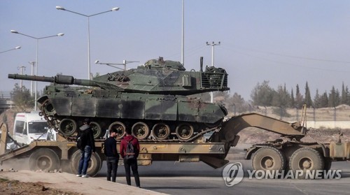 터키·시리아 국경으로 이송 중인 터키군 탱크 [AFP=연합뉴스]