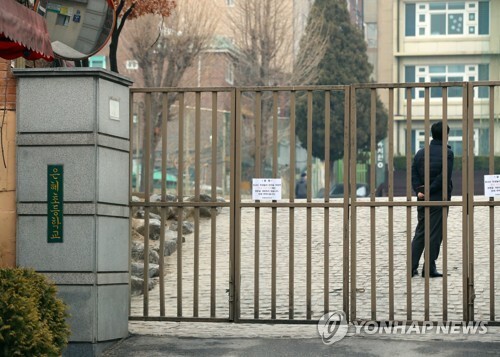 16일 서울 은평구에 있는 은혜초등학교 운동장에서 한 사람이 건물을 쳐다보고 있다.