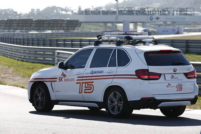 SK텔레콤 5G 통신 장비를 장착한 BMW 차량이 영종도 BMW드라이빙센터에서 주행 테스트 중이다.
