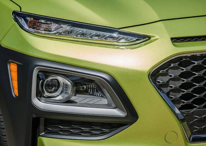 상·하단으로 분리한 코나의 컴포지트 램프.