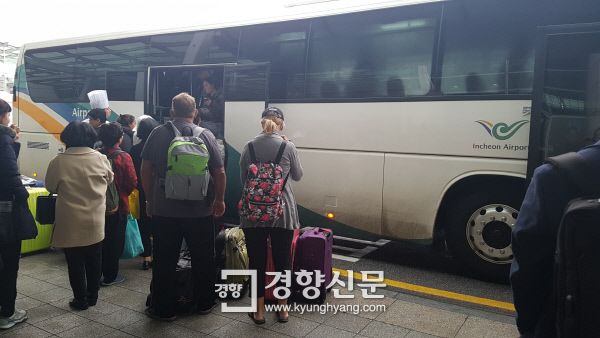 제1여객터미널에 잘못 내린 외국인이 짐을 들고 제2여객터미널 셔틀버스를 타기 위해 대기하고 있다.