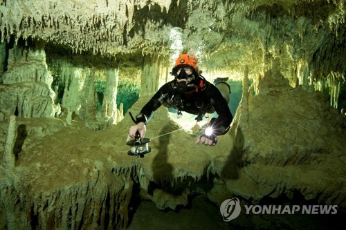 삭 악툰 수중 동굴의 길이를 재는 잠수사 [로이터=연합뉴스]