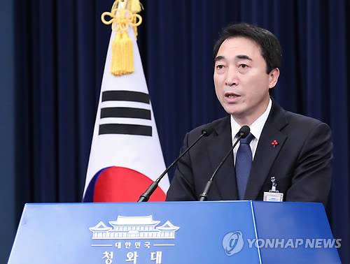 박수현, 이명박 전 대통령 성명 입장 표명 (서울=연합뉴스) 배재만 기자 = 박수현 청와대 대변인이 18일 오전 춘추관 대브리핑 실에서 지난 17일 있었던 이명박 전 대통령 성명에 관한 브리핑을 하고 있다. scoop@yna.co.kr