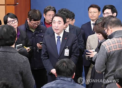 이명박 전 대통령 기자회견 관련 브리핑하는 박수현 (서울=연합뉴스) 배재만 기자 = 박수현 청와대 대변인이 18일 오전 춘추관 대브리핑 실에서 지난 17일 있었던 이명박 전 대통령 기자회견에 관한 브리핑을 마치고 취재진의 질문에 답하고 있다. scoop@yna.co.kr