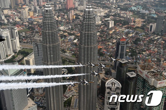 29일 대한민국 공군의 특수비행팀 블랙이글스가 말레이시아 쿠알라룸푸르의 랜드마크인 페트로나스 트윈타워를 배경으로 공중기동을 선보이고 있다. (공군 제공) 2017.3.29/뉴스1