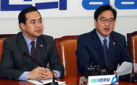 더불어민주당 박홍근 원내수석부대표(왼쪽)와 우원식 원내대표. [중앙포토]