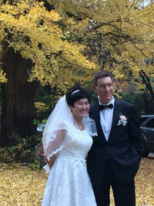 "우리 결혼했어요" 지난해 11월 서울의 한 성당에서 결혼식을 올린 한비야 월드비전 세계시민학교 교장 모습 [월드비전 제공=연합뉴스]